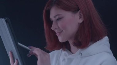 Mutlu sanatçı kız modern elektronik tablet kullanarak resim tasarımı, sanat çalışması çizer.