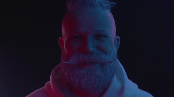 Zaskoczony mężczyzna w neonowym świetle, zszokowana reakcja, szczęśliwy wow zdumiony wyraz twarzy — Wideo stockowe