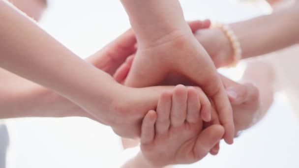 Teams die elkaars handen vasthouden of samenstellen, gelukkig teamwerk, steun of hulp bij eenheid — Stockvideo