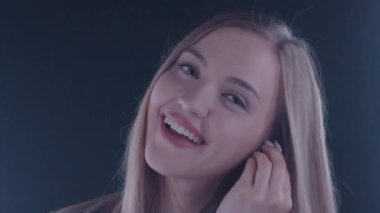 Mutlu gülümseyen kız kablosuz kulaklık takar, komik müzik eşliğinde dans eder.