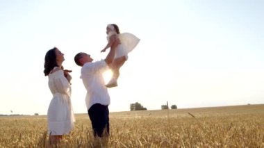 Mutlu bir aile oyun oynuyor, ilgili bir anne, sevgi dolu bir baba kızını kusuyor.
