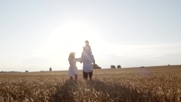 Szczęśliwy spacer rodzinny, matka, ojciec, córka grać śmieszne gry razem na świeżym powietrzu — Wideo stockowe