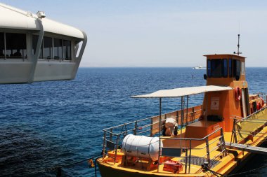 Eilat, İsrail. 11 Ocak 2011. Eilat, İsrail 'deki Coral Beach Doğa Koruma Alanı' nda turist yelkenlisi. Mercan resifleri ve deniz altı gözlemevi, Eilat, İsrail