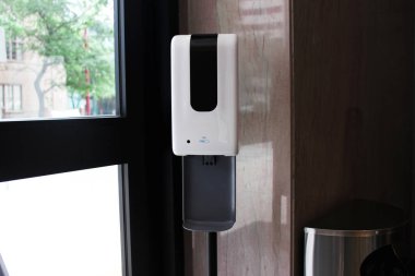 El dezenfektanı. Otelin girişindeki duvarın yanında halka açık bir yerde el dezenfektanı..