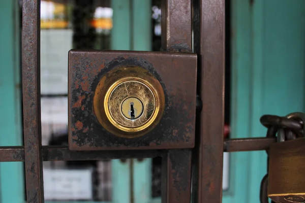 Μια Κλειδαρότρυπα Στη Σχάρα Ενός Κλειστού Μαγαζιού Πράσινη Πόρτα Κλειδωμένο — Φωτογραφία Αρχείου