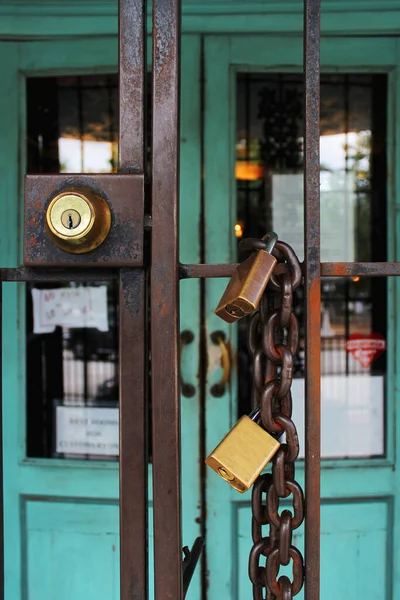 Trou Serrure Cadenas Avec Une Chaîne Sur Grille Magasin Fermé — Photo