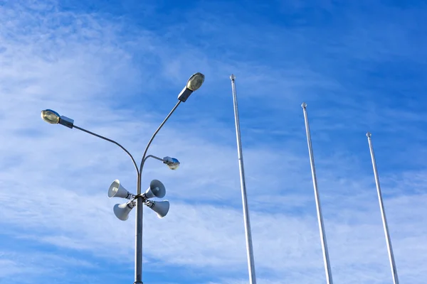 Bir sokak ışık üzerinde dört açık mikrofon — Stok fotoğraf