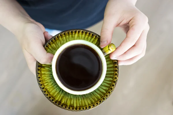 Kopp kaffe i händerna — Stockfoto