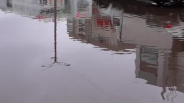 Grande piscine dans la cour de la ville au printemps 