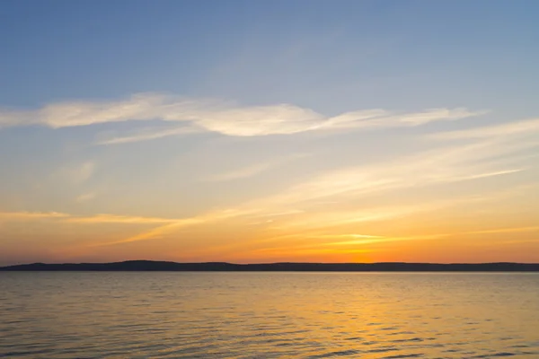 Amanhecer no lago de verão — Fotografia de Stock