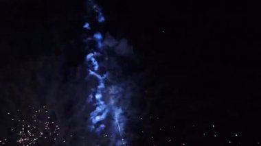 Gece gökyüzünde Gala havai fişek