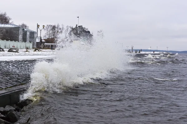 Stormachtige lake kade in de winter — Stockfoto