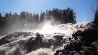 Hirvas şelale su dolu