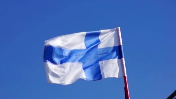 Bandera de Finlandia al aire — Vídeo de stock