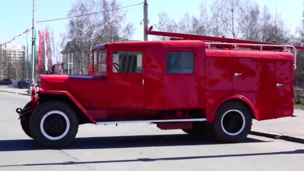 Viejo camión cisterna de bomberos — Vídeo de stock
