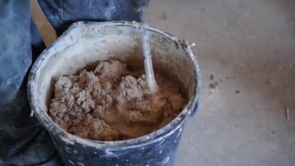 Mixing mortar on workplace — Stock Video