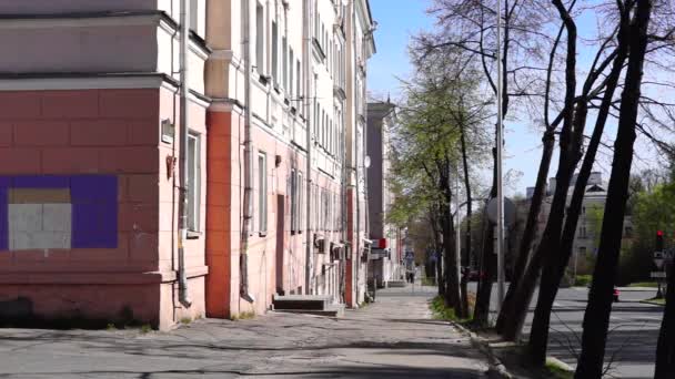 Calle de la ciudad en la mañana de verano — Vídeos de Stock