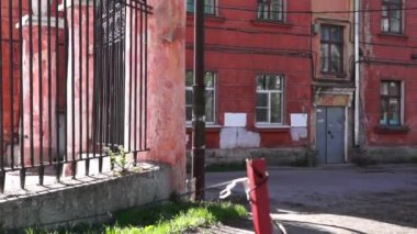 Eski ev ve avlu yukarı eğimli