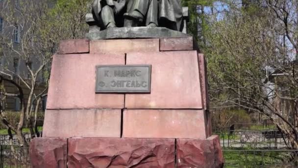 Monument voor Karel merken en Fridrich Engels — Stockvideo