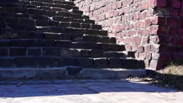 Granit merdiven ve eski ev — Stok video