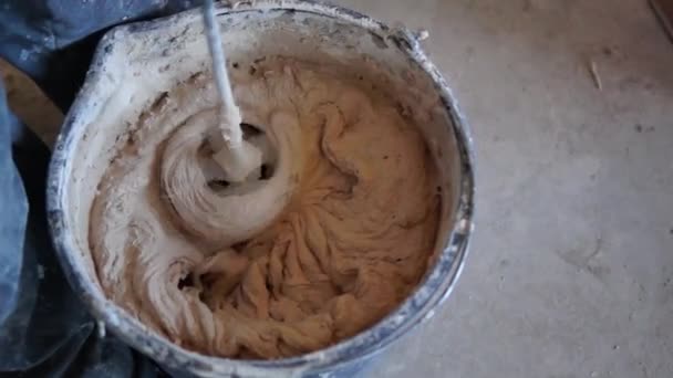 存储桶中的混合的砂浆 — 图库视频影像