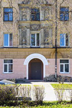 Cephe ve eski bina giriş