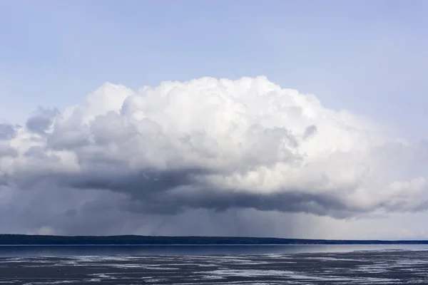Формульована хмара над озером — стокове фото