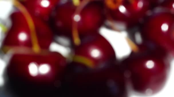 Вкусные ягоды вишни в фокусе — стоковое видео