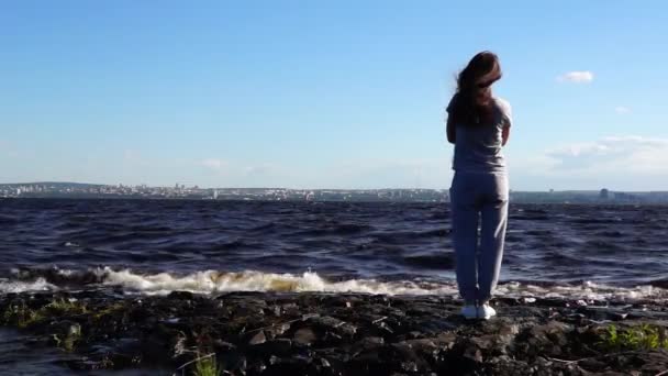 Menina na baía olhando para a cidade do lago — Vídeo de Stock