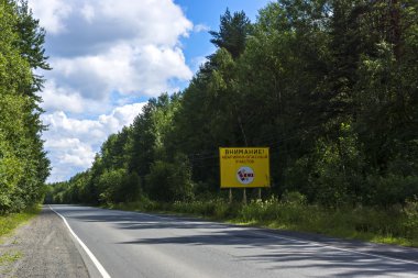 Yol tehlikeli bölge iz ile