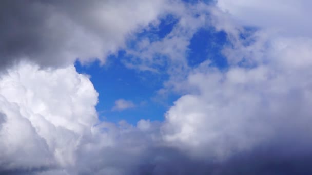 Bewölkter Rahmen am blauen Himmel bewegt sich — Stockvideo