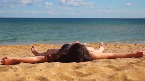 Girl tans on beach — Stock Video