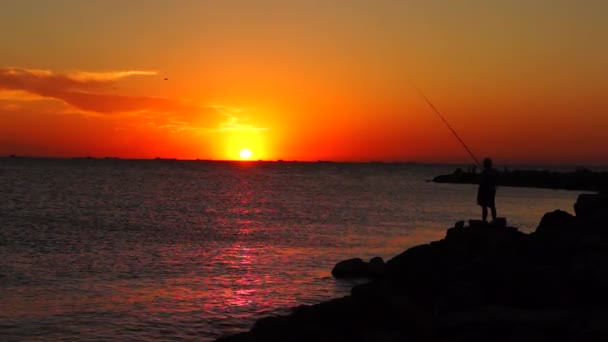 Silhouette di pescatore lancia canna da pesca — Video Stock