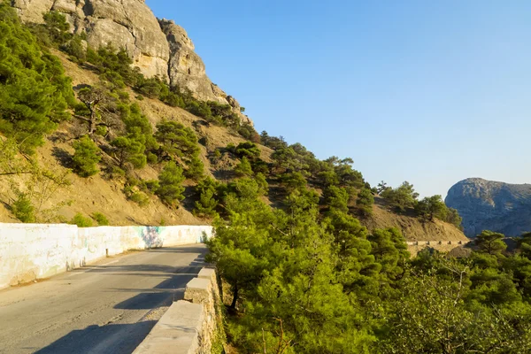 Mountain serpentine road in Crimea — Stock Photo, Image