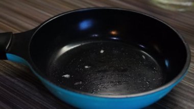 Rendelenmiş soğan tava koyun