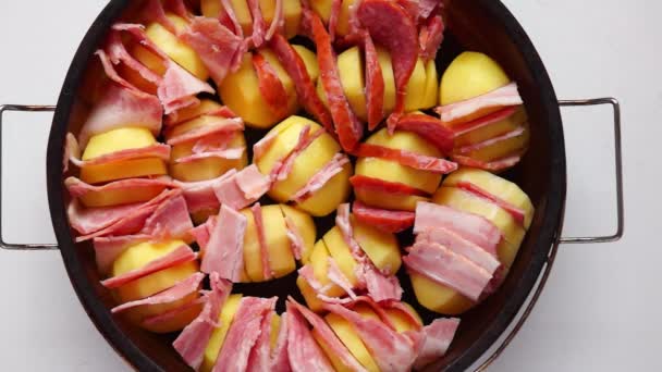 Potatis med bacon och sås — Stockvideo