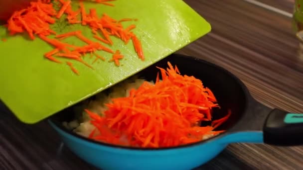 Покладіть терту моркву на сковороду — стокове відео