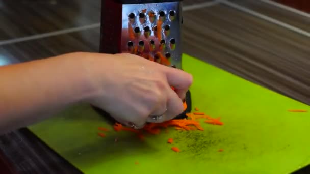 Натерти моркву на тертці — стокове відео