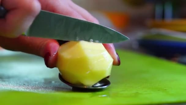 Cocinar rebanadas patatas — Vídeos de Stock