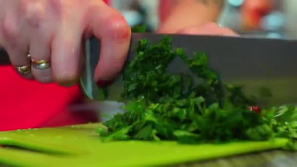 Cook memotong peterseli — Stok Video