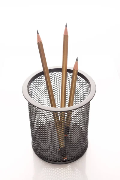 Wyostrzone Ołówki Metalowym Uchwycie Biurkowym Postaci Kosza — Zdjęcie stockowe