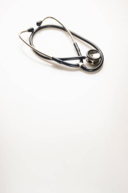Klasik tıbbi steteskop, tek yönlü beyaz kafa.