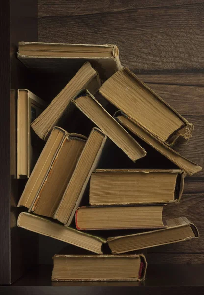 Montón Desordenado Viejos Libros Papel Estante Oscuro Imagen Vertical —  Fotos de Stock