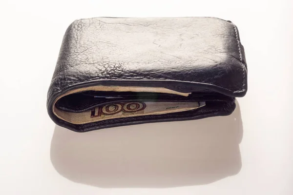 旧的黑色皮夹 有两张钞票和信用卡 — 图库照片