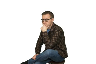 40 yaşında, gözlüklü yakışıklı, zeki bir adam. Düşünüyor, izole.