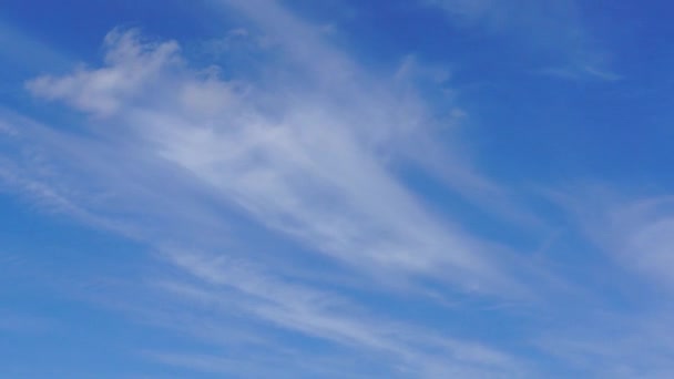 Panorama Eines Friedlichen Blauen Himmels Mit Weißen Wolken Einem Sonnigen — Stockvideo