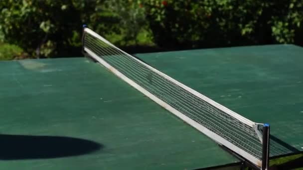 Ping Pong Míč Neuspěchaně Skákání Starém Zeleném Stole Letní Vesnici — Stock video