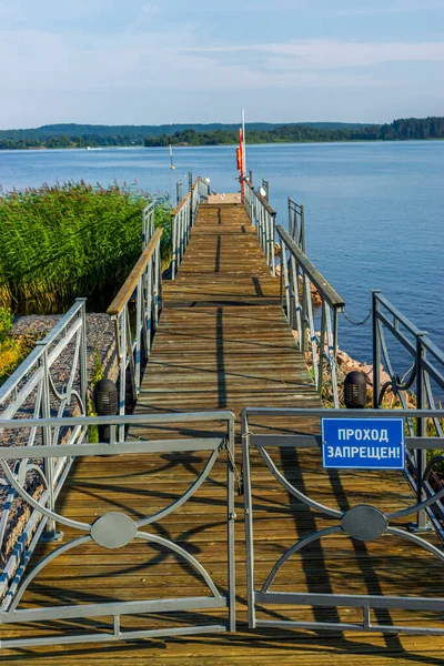 Немає Знаку Входу Закритих Воротах Дерев Яного Пірсу Літньому Озері — стокове фото