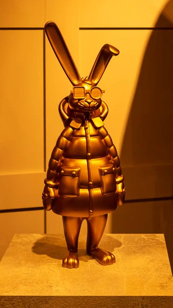 Статуя Кролика Бизнесмена Золотом Цвете Очками Модной Одеждой — стоковое фото