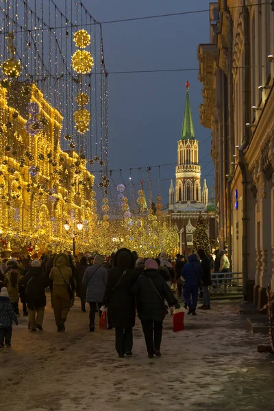 Natal Moscou Com Multidões Turistas Perto Gum Iluminado Kremlin — Fotografia de Stock